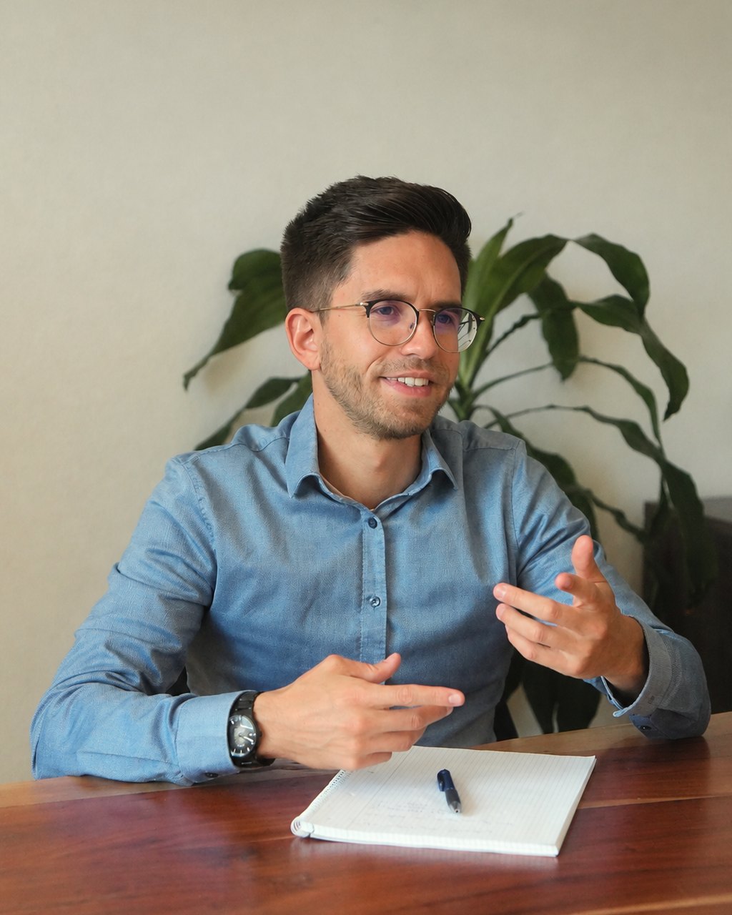 Christian Baumann am Schreibtisch im Gespräch